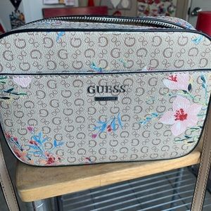 Like new Guess purse ~